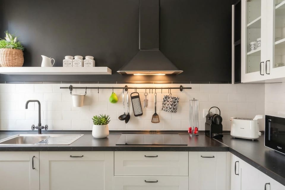 Coffee/tea facilities, Kitchen or kitchenette, stove