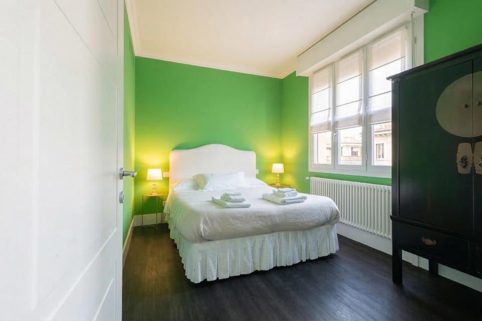 Photo of the whole room, Bedroom, towels