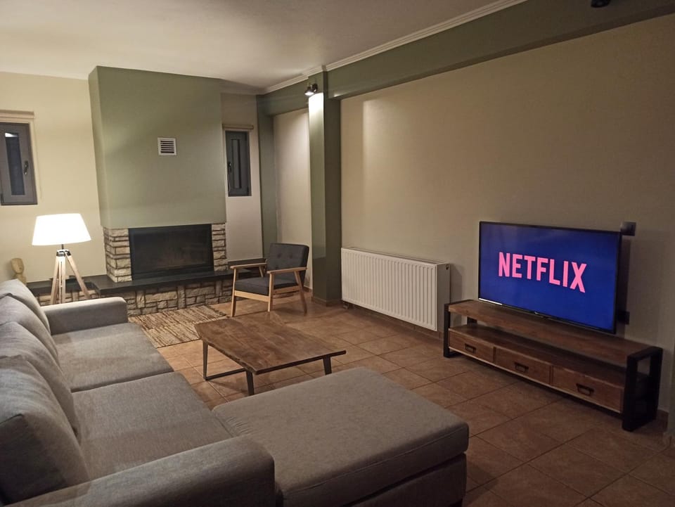 TV and multimedia, Living room, Seating area, Evening entertainment