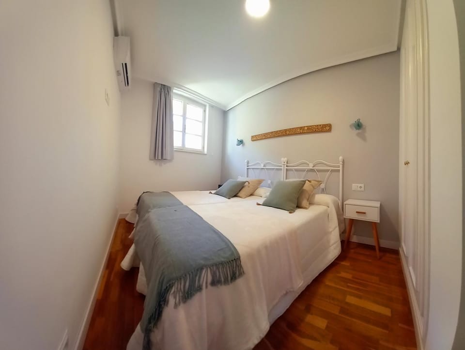 Bed, Photo of the whole room, wardrobe