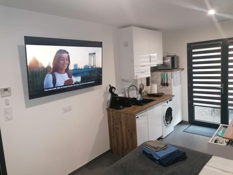 Studio BLEU, classé 3 étoiles, Clim, Wifi, Lave-linge, Lit King Size, au calme et à 1000m des plages de Valras Plage, pour 2 personnes max sans enfant, calmes ou séniors Apartment in Occitanie