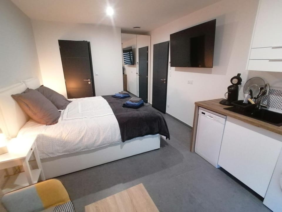 Studio BLEU, classé 3 étoiles, Clim, Wifi, Lave-linge, Lit King Size, au calme et à 1000m des plages de Valras Plage, pour 2 personnes max sans enfant, calmes ou séniors Apartment in Occitanie
