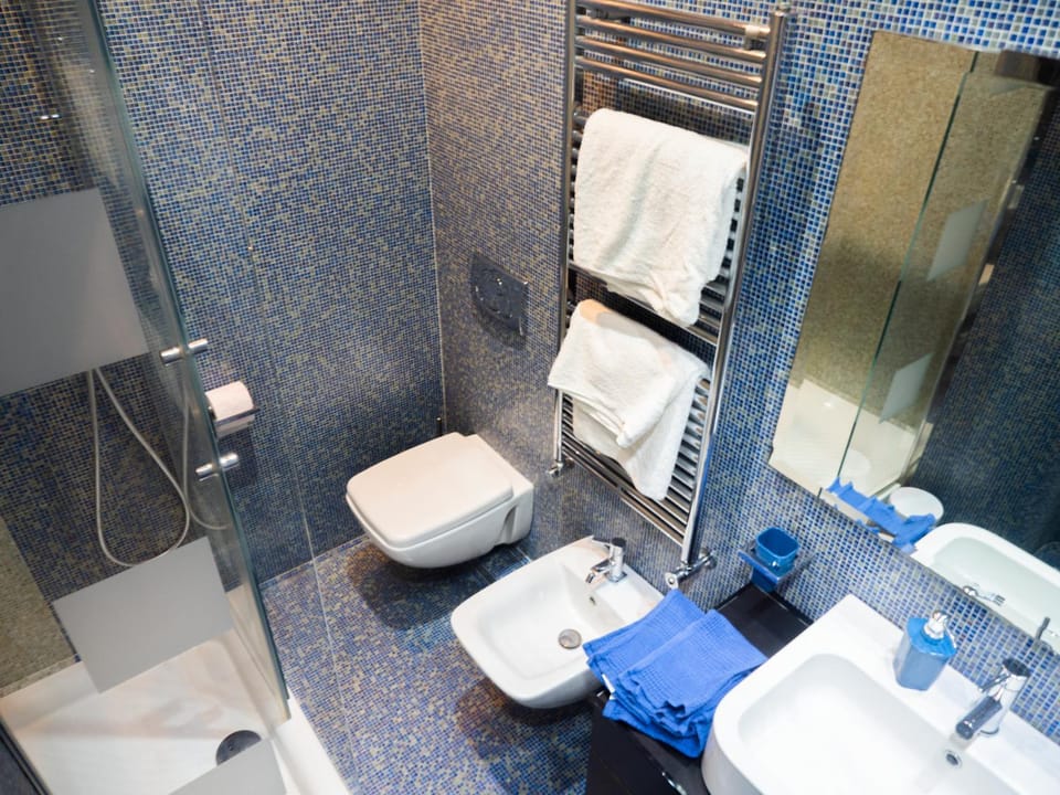 Shower, Toilet, Bathroom, bidet, towels