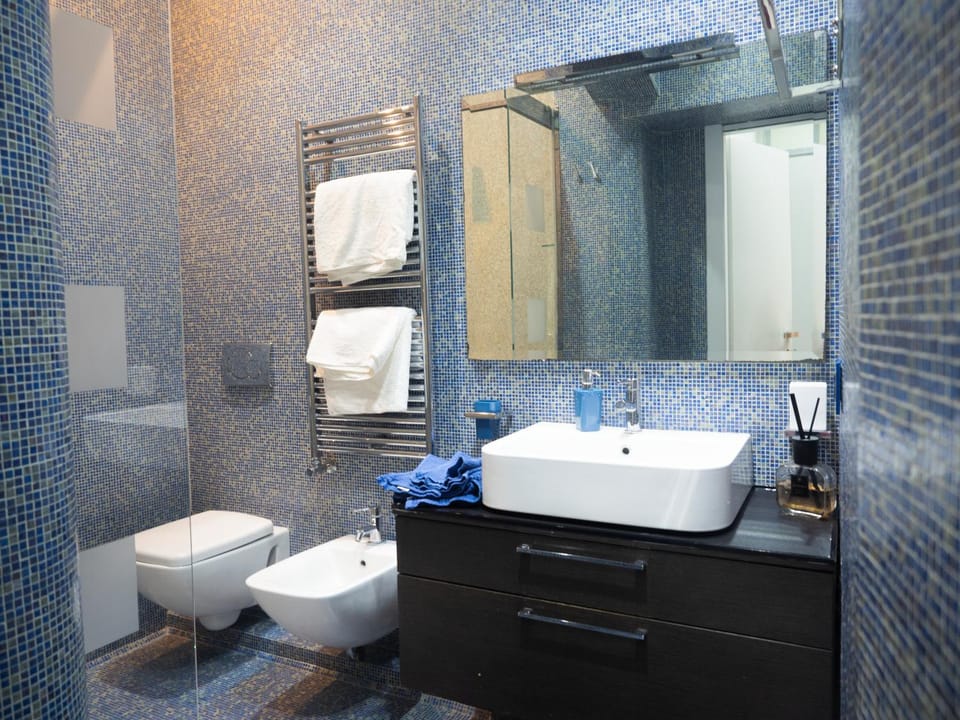 Shower, Toilet, Bathroom, bidet, towels