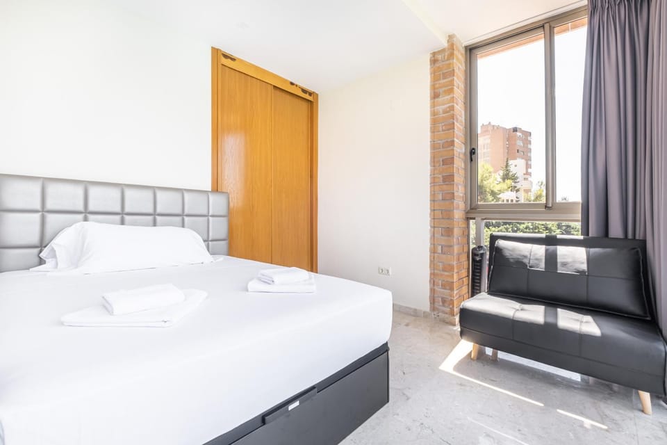 Bed, Bedroom, towels