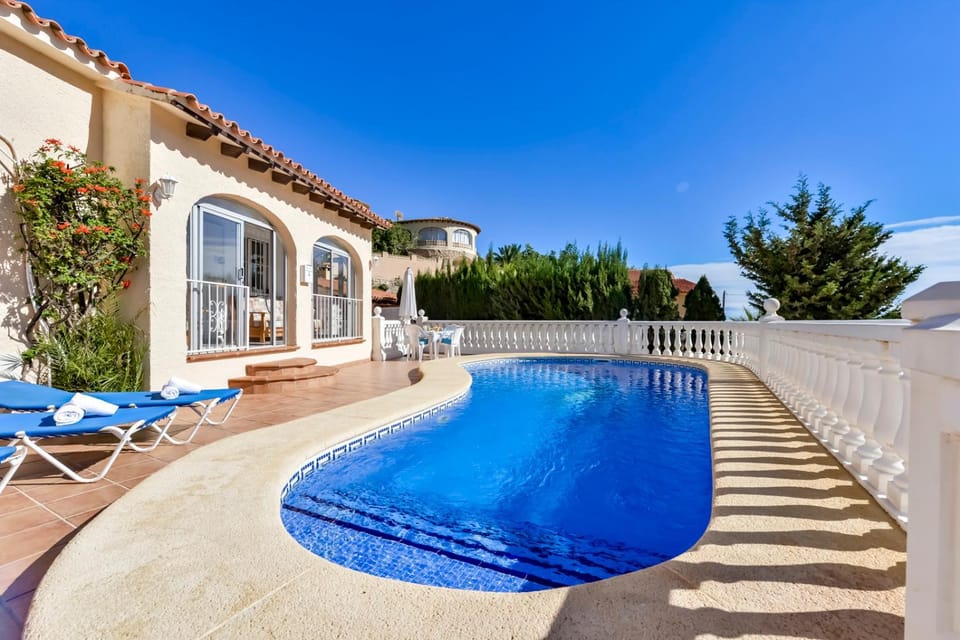 Swimming pool, sunbed