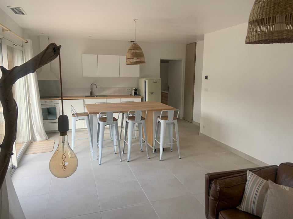 Kitchen or kitchenette, Dining area