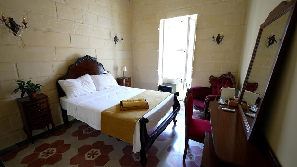 Bed, Photo of the whole room, Seating area