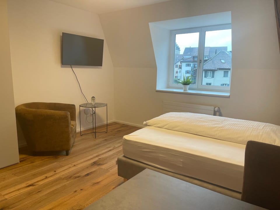 Bed, TV and multimedia, Living room, Seating area, Evening entertainment, Bedroom