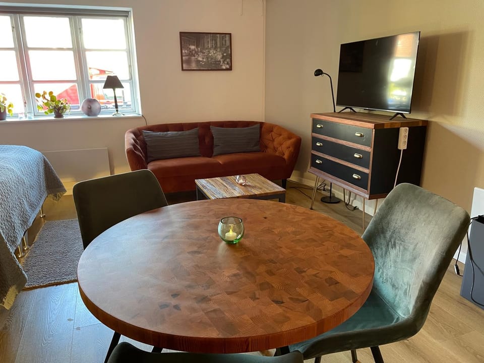 TV and multimedia, Seating area, Dining area