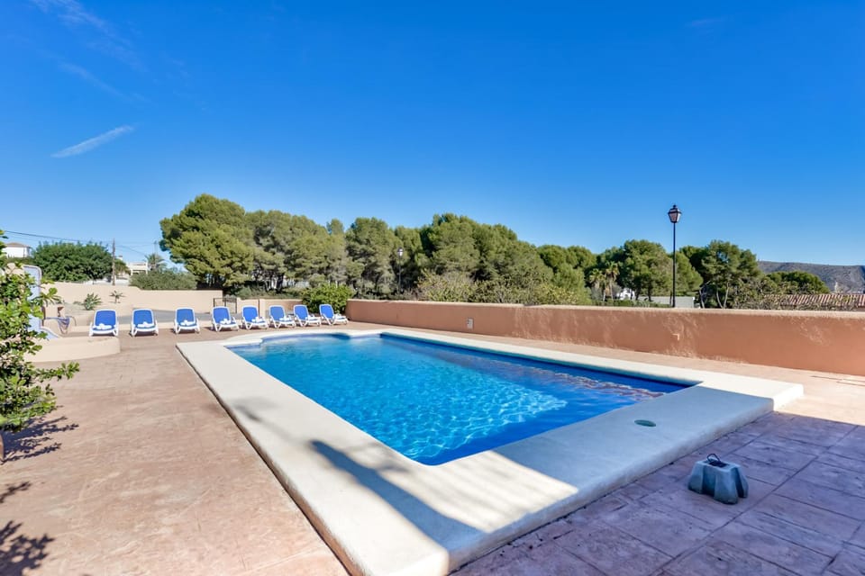 Swimming pool, sunbed