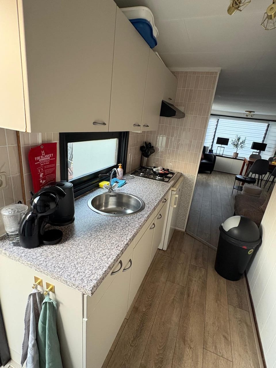 Coffee/tea facilities, Kitchen or kitchenette, stove