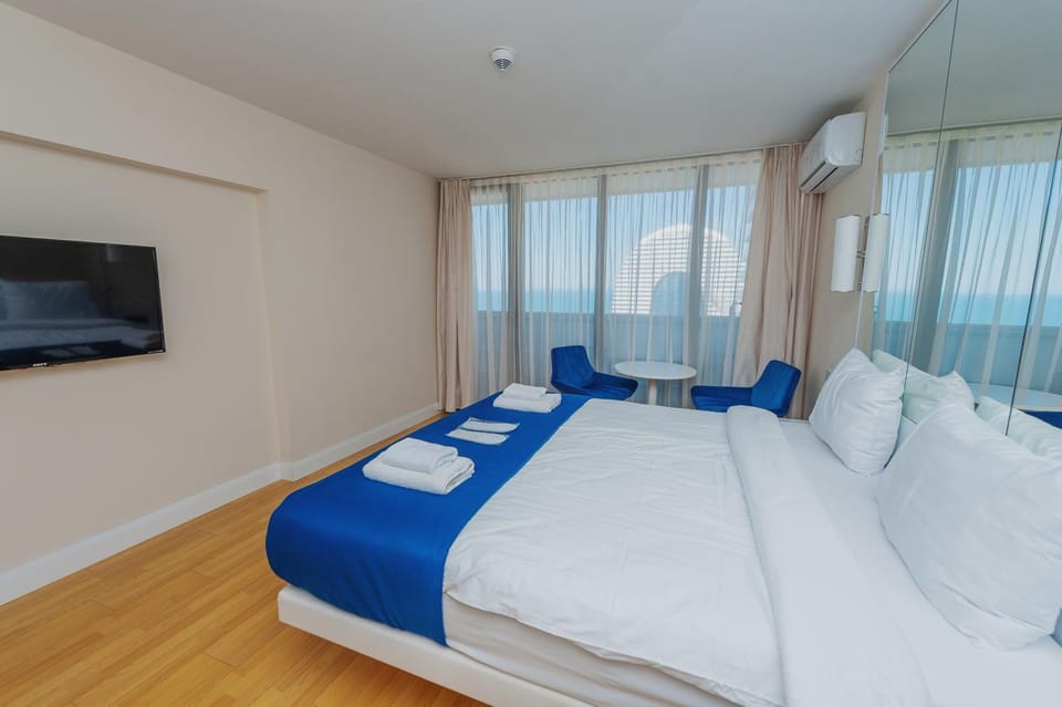 Communal lounge/ TV room, Bed, TV and multimedia, Living room, Photo of the whole room, Seating area, Evening entertainment, Bedroom, towels