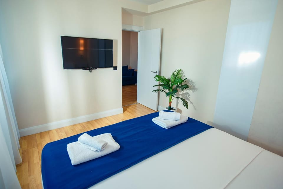 Bed, TV and multimedia, Photo of the whole room, Bedroom, towels