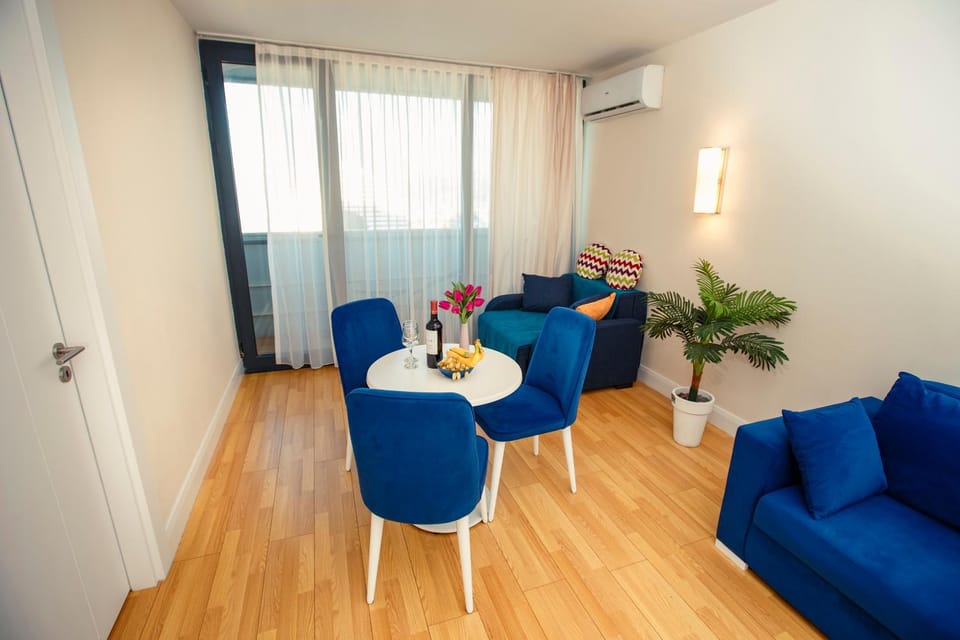 Living room, Seating area, Dining area, air conditioner