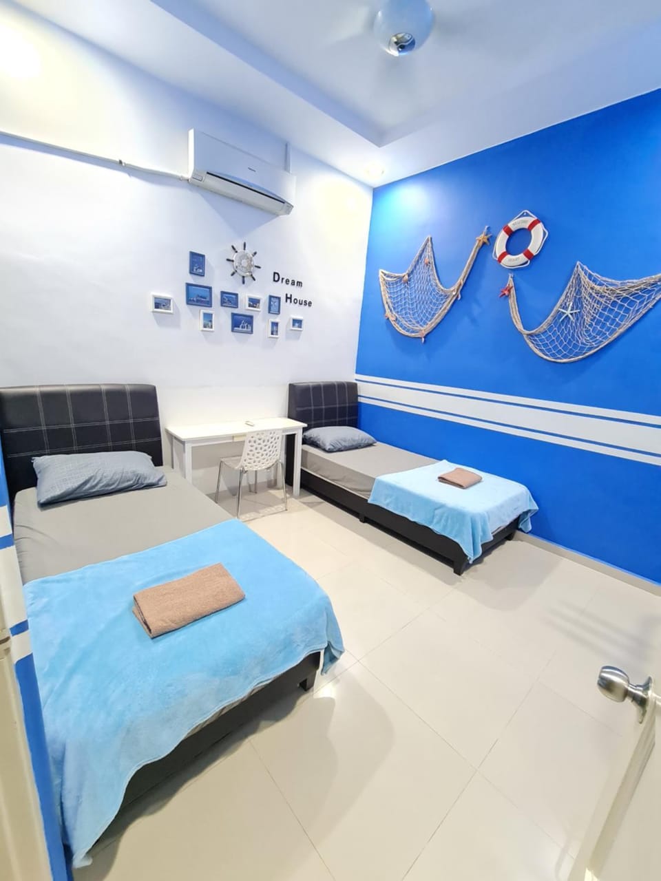 Bed, Photo of the whole room, Bedroom, fireplace, air conditioner