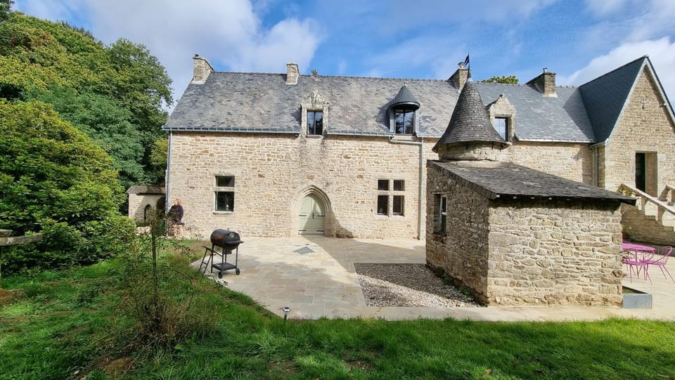 Property building, Day, Garden, Garden view, Landmark view