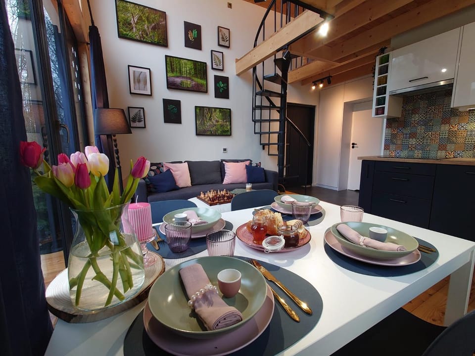 Living room, Food and drinks, Seating area, Dining area, Food, Lunch, Dinner, Drinks