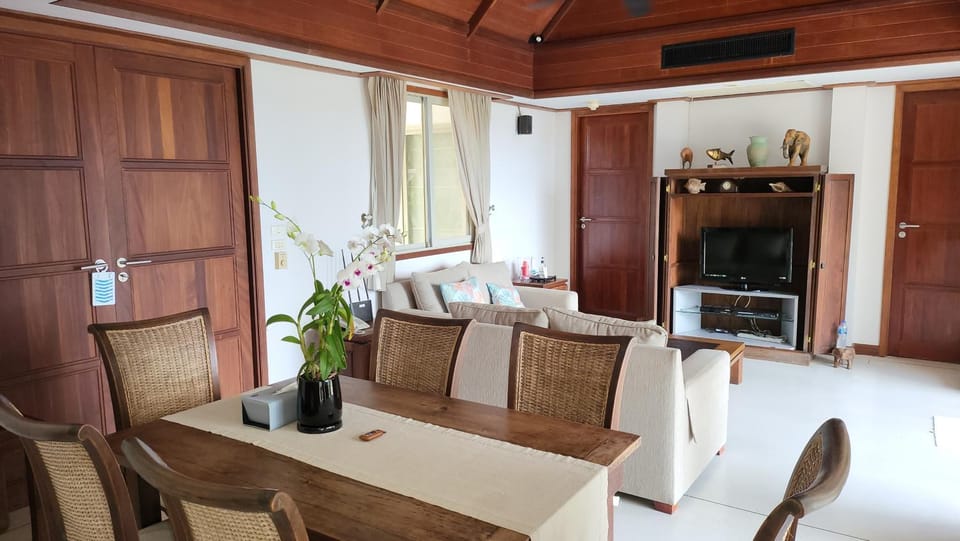 Seating area, Dining area, air conditioner