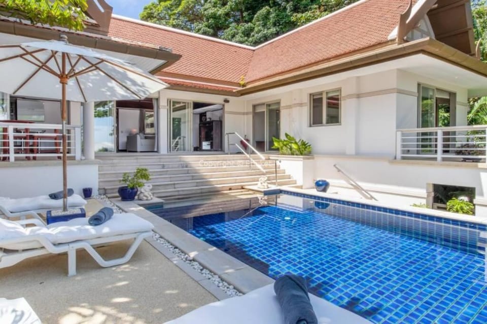 Property building, Balcony/Terrace, Pool view, Swimming pool, sunbed