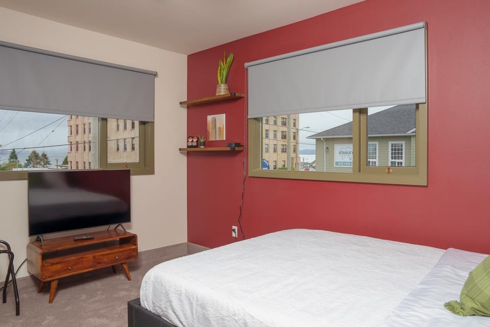Bed, TV and multimedia, View (from property/room)
