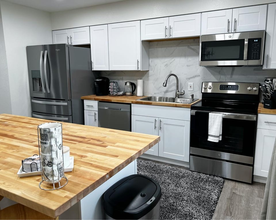 Kitchen or kitchenette, Dining area, dishwasher, minibar
