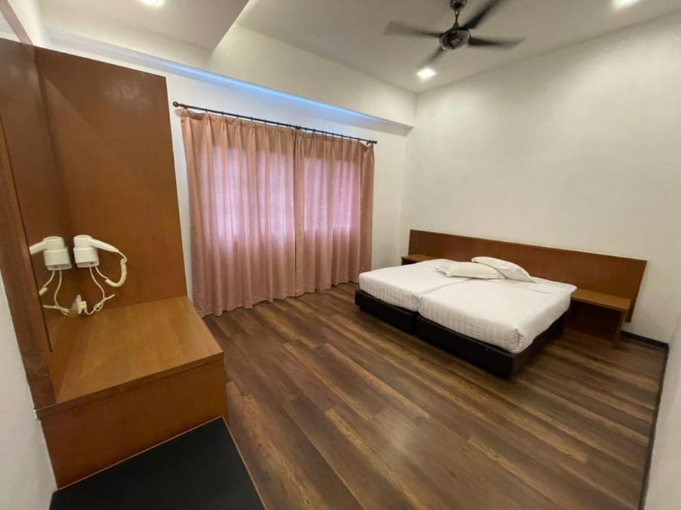 Bed, Photo of the whole room, Bedroom, hair dryier, wardrobe