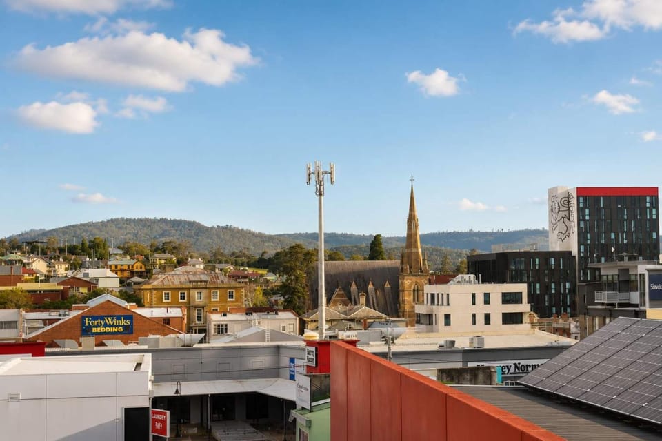 Comfy Apartment with carpark 2 minutes to CBD House in Hobart