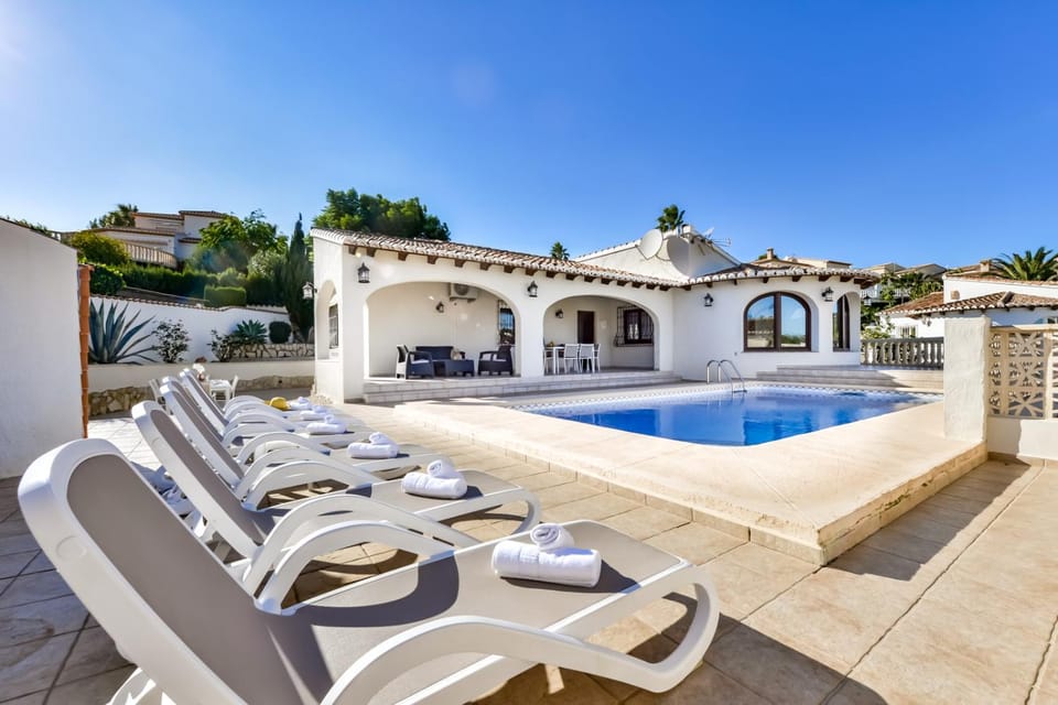 Swimming pool, sunbed