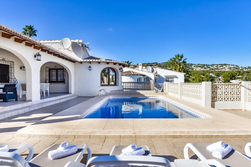 Swimming pool, sunbed