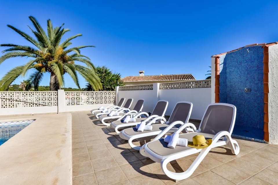 Shower, Swimming pool, sunbed