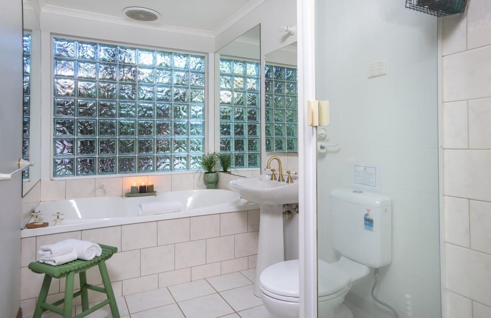Hot Tub, Bathroom