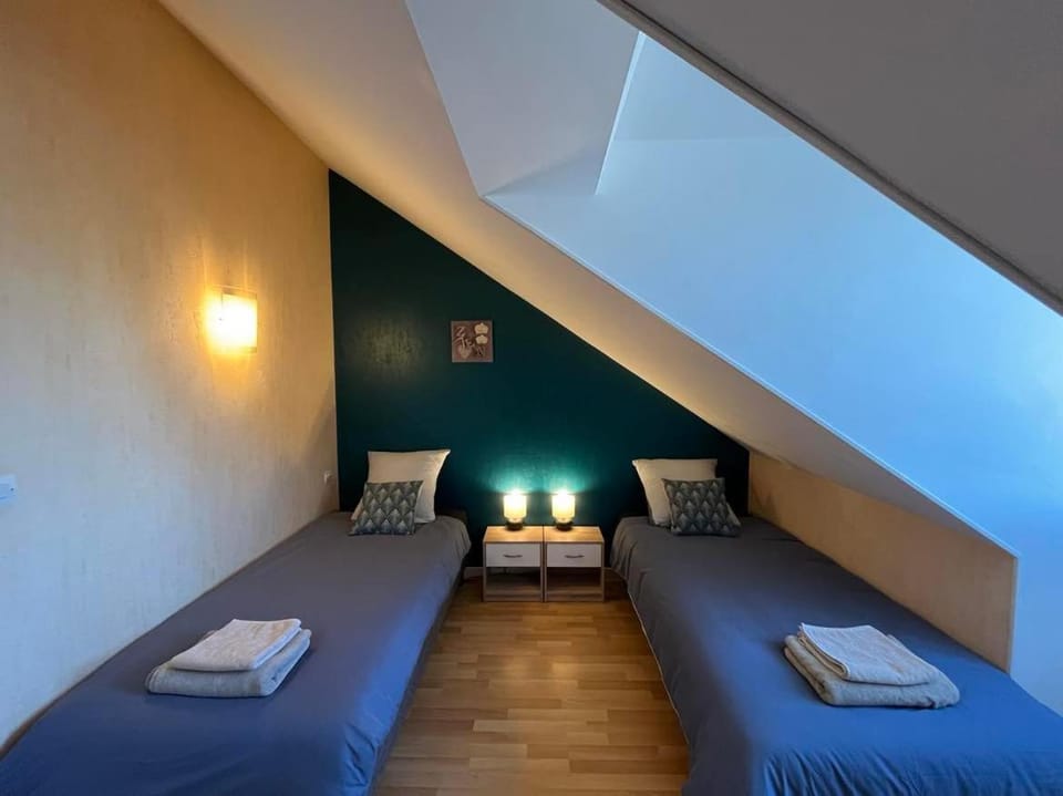 Bedroom, towels