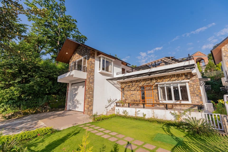Property building, Facade/entrance, Day, Garden, Balcony/Terrace, Balcony/Terrace, Garden view