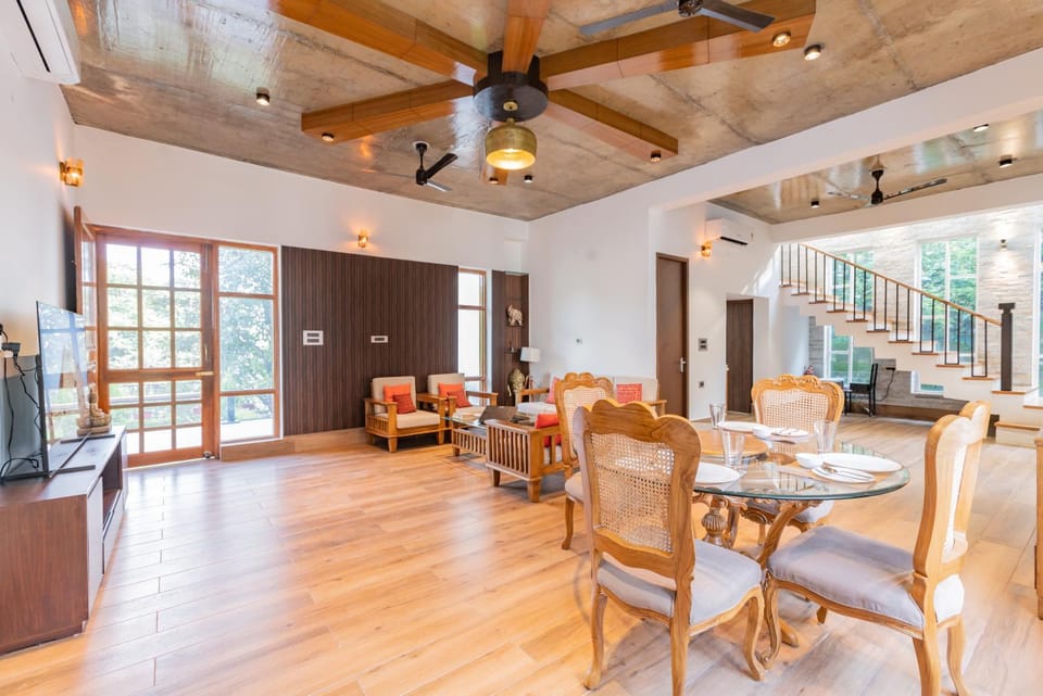 Living room, Seating area, Dining area, fireplace
