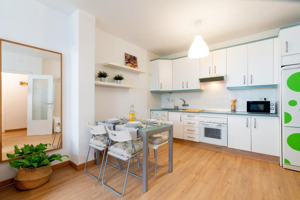 Kitchen or kitchenette, Dining area, stove