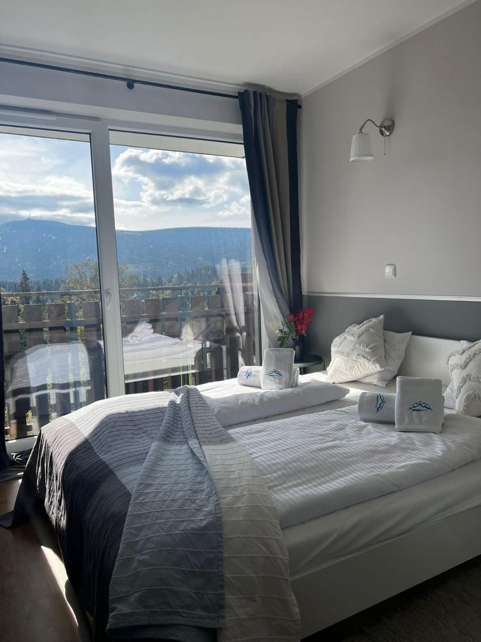 Bed, Bedroom, Mountain view