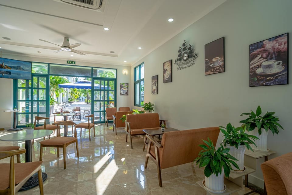 Restaurant/places to eat, Restaurant/places to eat, Seating area