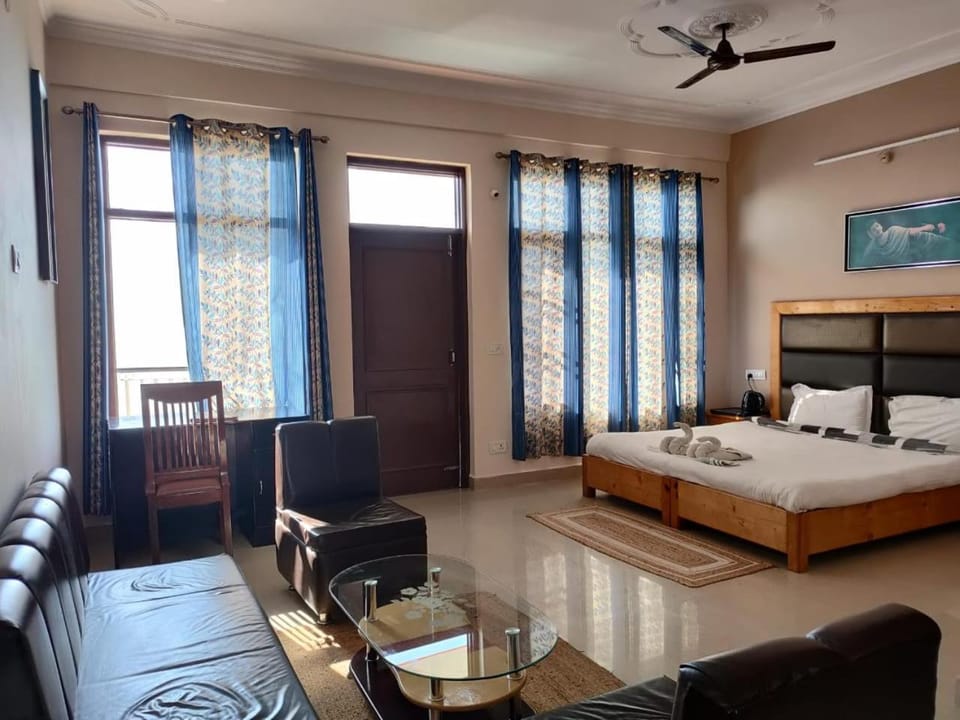 Bed, Living room, Photo of the whole room, Seating area, Bedroom, fireplace