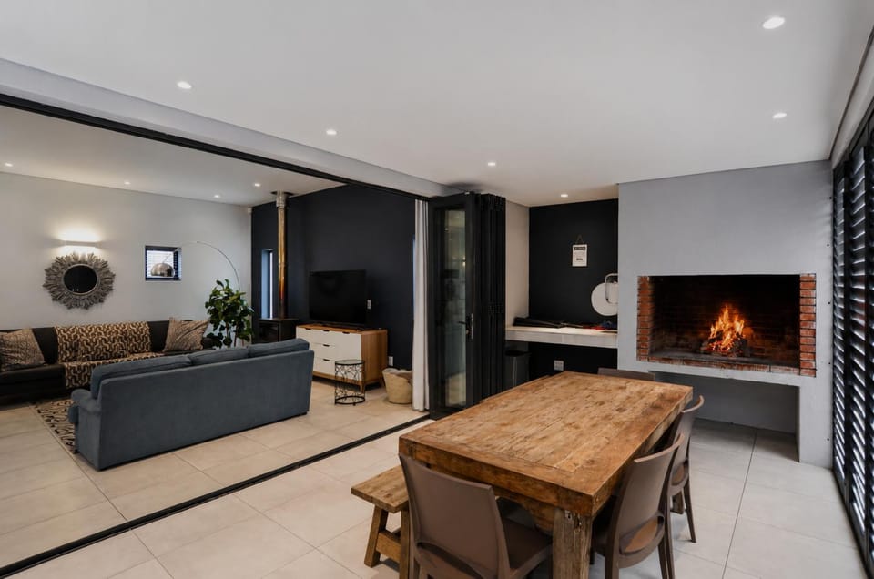Living room, Dining area, fireplace