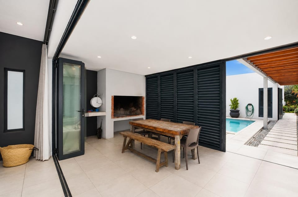 Swimming pool, fireplace