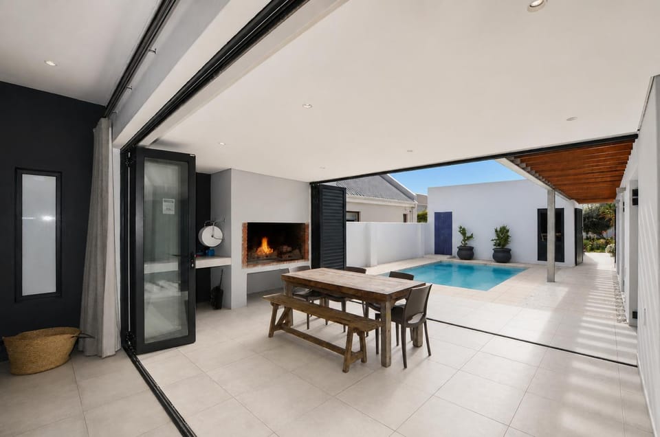Swimming pool, fireplace