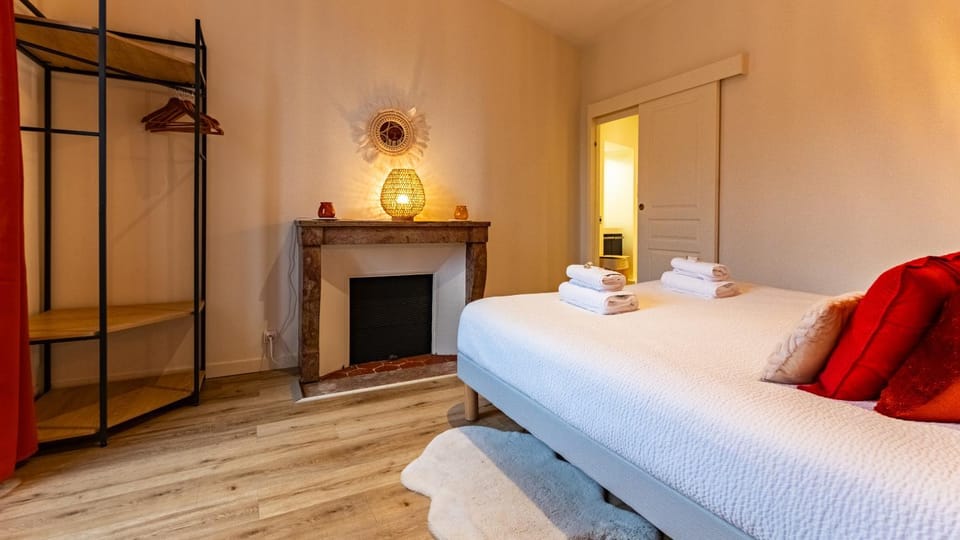 Bed, Photo of the whole room, Bedroom, towels