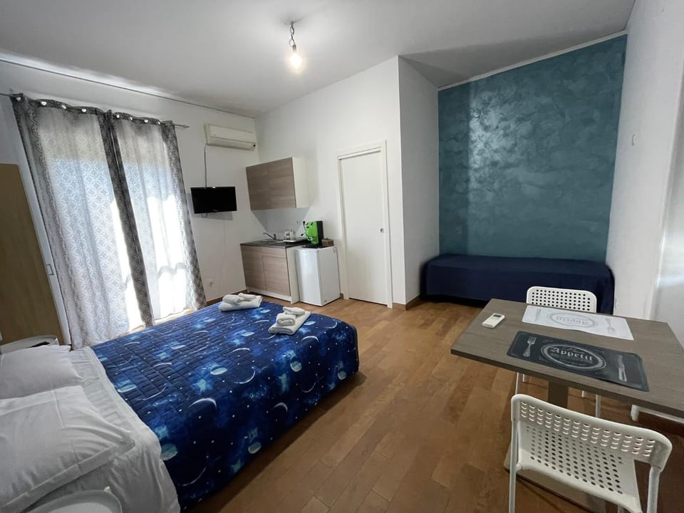 Bed, TV and multimedia, Kitchen or kitchenette, Living room, Photo of the whole room, Seating area, Bedroom, air conditioner