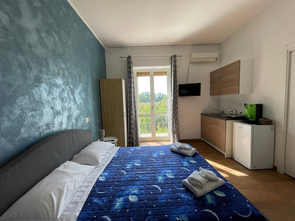 Bed, TV and multimedia, Kitchen or kitchenette, Photo of the whole room, Bedroom, minibar, wardrobe