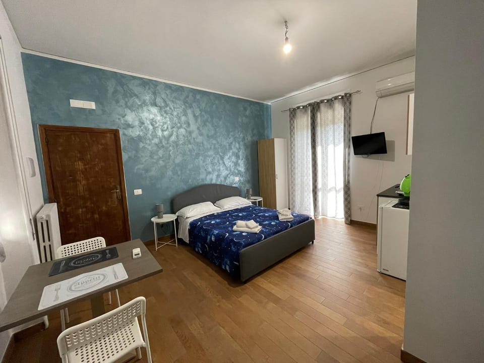 Bed, TV and multimedia, Photo of the whole room, Evening entertainment, Bedroom, towels