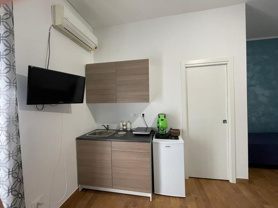 TV and multimedia, Kitchen or kitchenette, minibar, stove