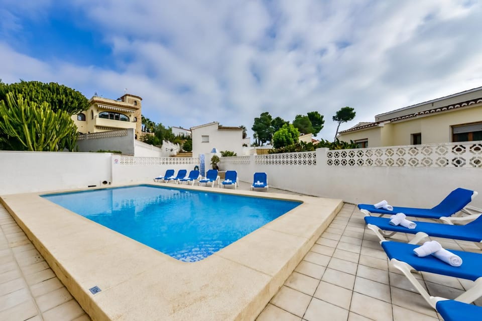 Swimming pool, sunbed