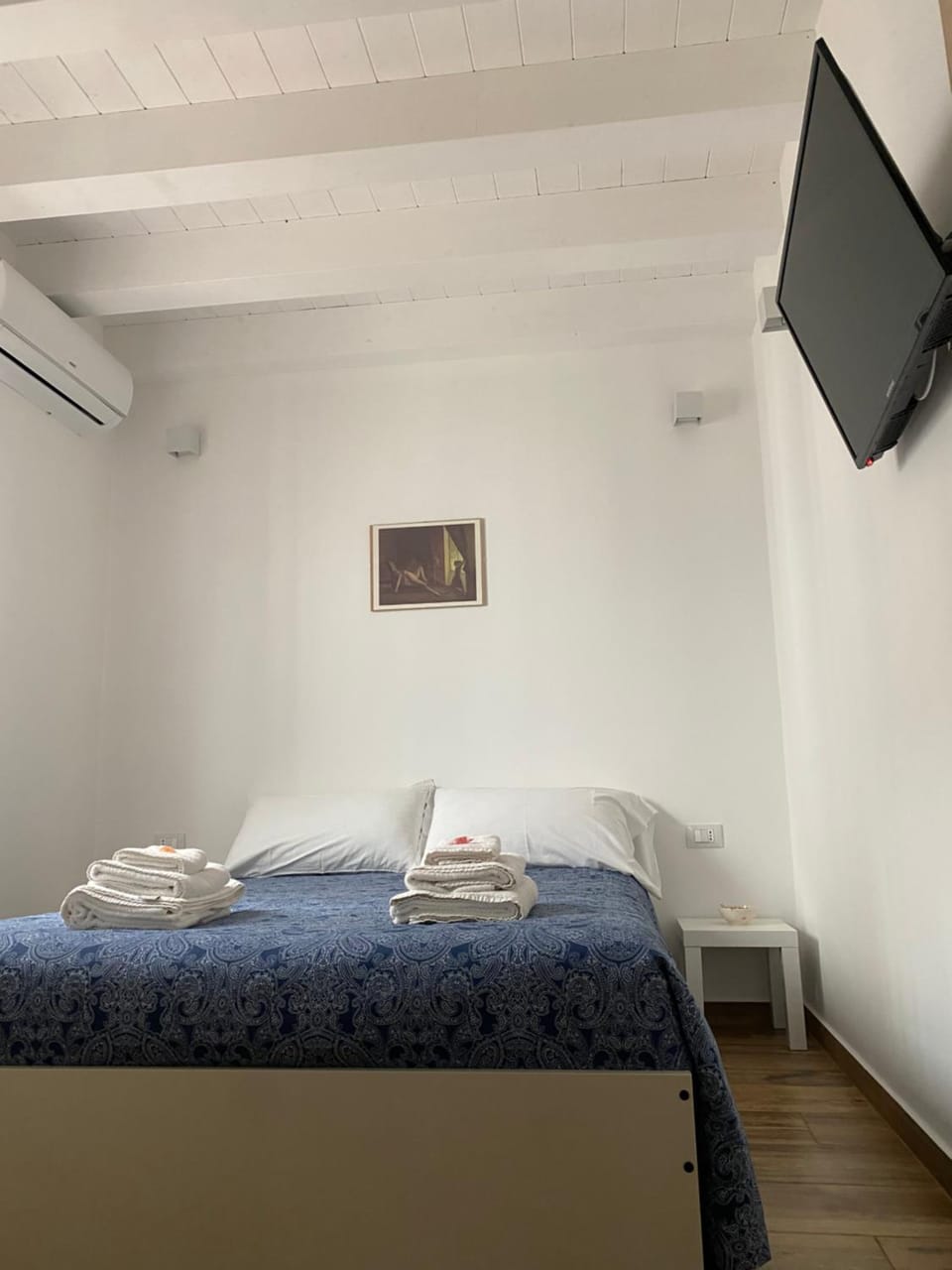 Bed, TV and multimedia, Photo of the whole room, Bedroom, towels, air conditioner