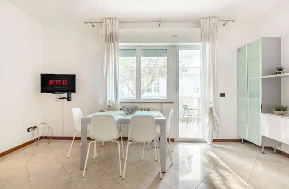 Communal lounge/ TV room, Communal lounge/ TV room, TV and multimedia, Living room, Seating area, Dining area